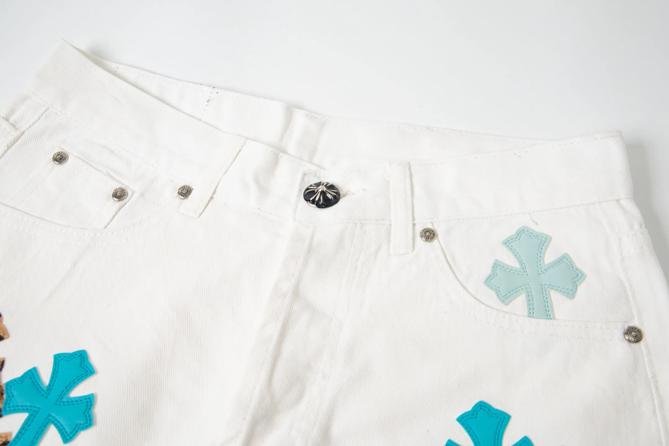 P260 Chrome Hearts 25SS white pants with three-color leopard print blue leather jeans. Chrome Hearts' pants with the most popular colors are made of beaded canvas fabric. Heavy washing makes the upper body of the fabric more textured and the pants are tall and straight! The three-dimensional cutting of the whole trousers is a masterpiece! The hardware is customized by zp. The beaded canvas fabric is thick and soft after being washed. It has good breathability. Customized small leather label. Unique design. The details are simple and elegant, and the workmanship is exquisite. The whole trousers are neatly routed and the details are in place! It’s so cool that both men and women can easily control the genderless trend! Style number: 1771# Color: White Size: 28 30 32 34 36